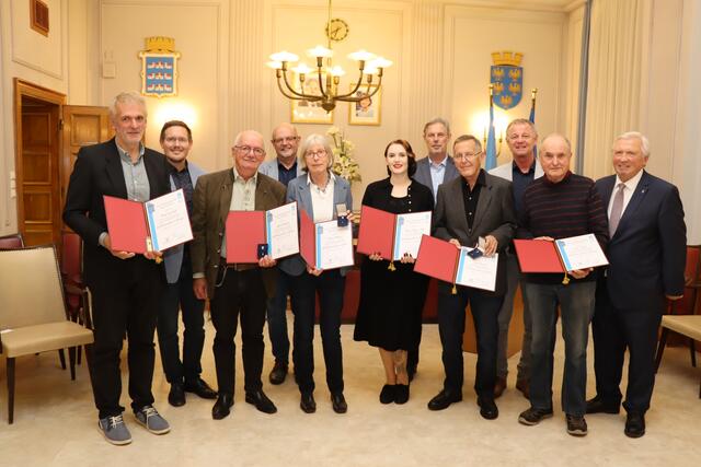 Peter Krobath, Vizebürgemeister Johann Gansterer, Alfred Peklak, GR Johannes Benda, Maria Peklak, Theresa Payer, StR Günther Kautz, Josef Haindl, StR Thomas Berger, Otto Müller, Bgm. Herbert Osterbauer. | Foto: Stadtgemeinde Neunkirchen