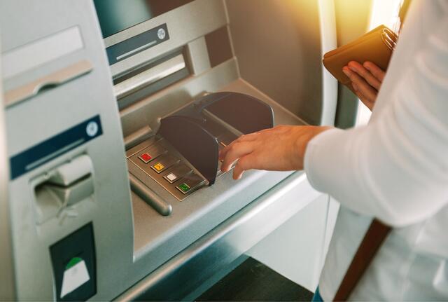 Bei der Frage um die Finanzierung eines Bankomaten sind sich Gemeinden und Banken nicht einig. | Foto: adobe.stock.com/ifeelstock