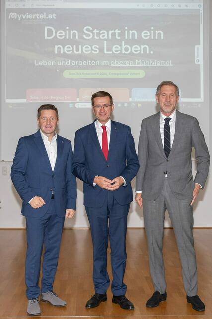 Manfred Lanzersdorfer (Bürgermeister St. Martin und Obmann des Wirtschaftspark es Oberes Mühlviertel), Wirtschafts-Landesrat Markus Achleitner und Johannes Artmayr (Geschäftsführer Strasser Steine). | Foto: Foto Land OÖ/Sternberger