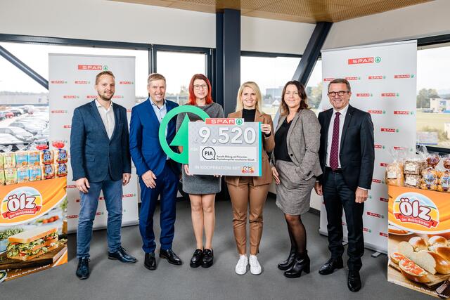 Von rechts: Jakob Leitner, Geschäftsführer der Spar-Zentrale Marchtrenk, Brigitta Fehringer, Leiterin des Sortimentsmanagements der Spar-Zentrale Marchtrenk, Pia-Obfrau Viktoria Grünberger, Marlene Fehringer vom Pia-Beratungszentrum sowie Andreas Salvenmoser, Ölz-Key-Account-Manager, und Christian Biebl, Stv. Ölz-Gebietsverkaufsleiter für OÖ. | Foto: Spar