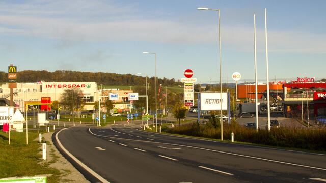 Die Grazer Straße verbindet die Westeinfahrt mit dem Stadtzentrum Oberwart und ist eine wichtige und beliebte Wirtschaftsmeile.