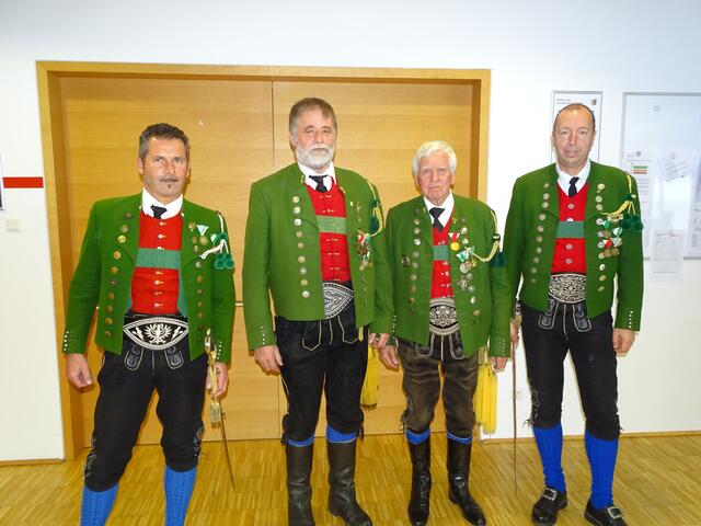 Neu gewählte Offiziere (v.l.): Olt. Robert Lechner, Hptm. Klingenschmid, E-Hptm. Peter Rathgeber, Lt. Gerhard Niederhauser  | Foto: SK Volders