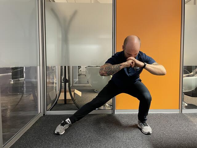 Leitner zeigt Dehnübungen vor. | Foto: Rosa Besler