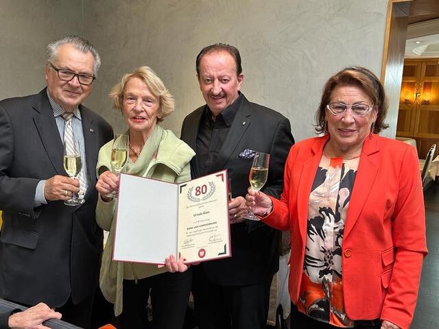 Gratulationen zum 80. Geburtstag. Ursula Gass (2.v.l.) mit Gratulanten Peter Hopfeld, Franz Riefenthaler und Sissi Moormann. | Foto: privat