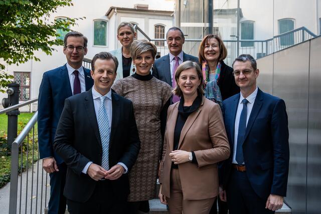 Vorstellung des neuen Kooperationscampus: Martin Payer, Karlheinz Kornhäusl, Eva Mircic, Sabine Herg, Christian Schroffenegger, Barbara Eibinger-Miedl, Christine Kienreich und Oliver Szmej (v.l.) | Foto: FH Joanneum/Wasserfaller