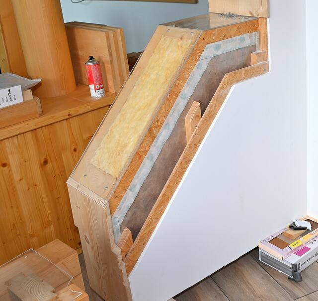 Standard-Außenwand-Aufbau mit 6 cm Holzfaserplatte plus 20 cm Mineralwolldämmung, Installations-Ebene, OSB-Platte mit Gipskarton-Platte innen. | Foto: Hans Jost