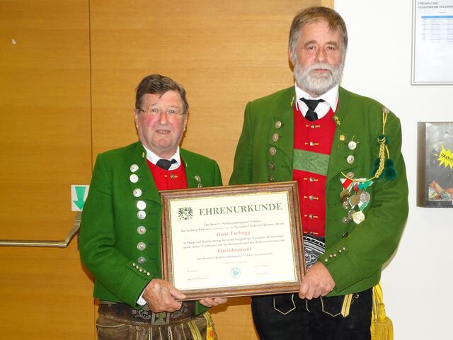 Ehrenurkunde für Tschugg: (v.l.): E-Lt. Hans Tschugg, Hptm. Klingenschmid  | Foto: SK Volders