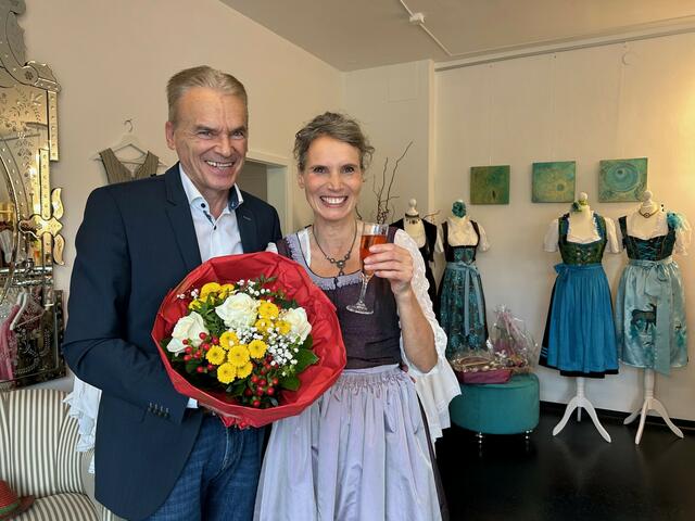 Silvia Mitterer mit Bürgermeister Ferdinand Vouk (SPÖ) bei der Einweihungsfeier im Geschäft "Dirndl Genuss Kunst" in der Veldener Rosegger Straße. | Foto: Privat