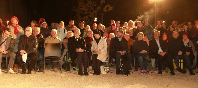 Rund 500 Menschen kamen in Wels zum Gedenken an die Progromnacht. | Foto: Antifa