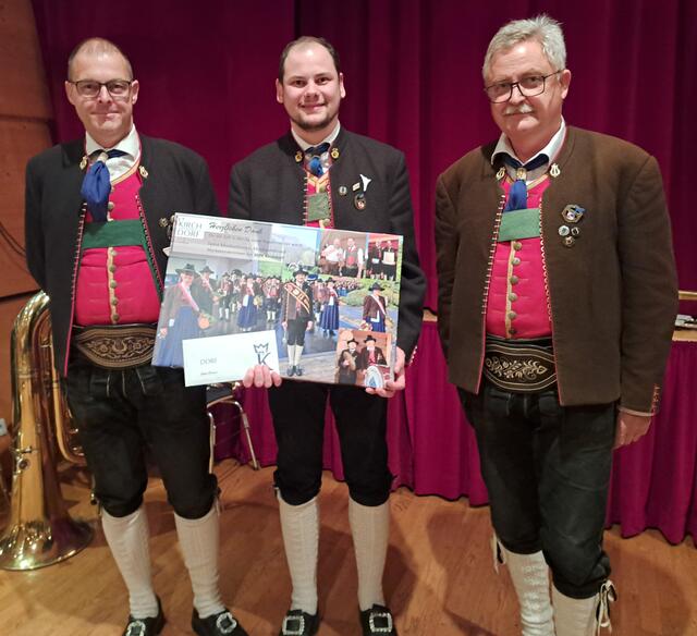 Dem scheidenden Kapellmeister Roman Rosenauer wurde ein Geschenk überreicht. | Foto: Musikkapelle Kirchdorf