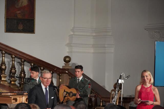 Landeshauptmann Wilfried Haslauer und Moderatorin Angelika Pehab in der Residenz Salzburg. | Foto: Emanuel Hasenauer