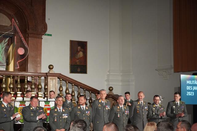 Der Award für die „Einheit des Jahres 2023“ für das Einführungsteam des neuen Mehrzweckhubschraubersystems AW169. | Foto: Emanuel Hasenauer