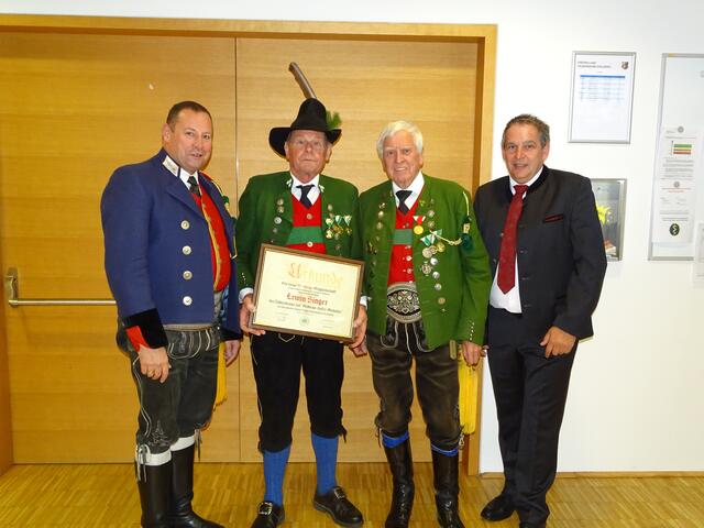 Auszeichnung für Erwin Singer (v.l.): Mjr. Kurt Mayr, Zgf. Erin Singer, Hptm. Peter Rathgeber, Bgm. Schwemberger | Foto: SK Volders