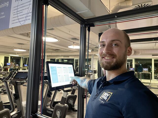 Leitner zeigt die Übungen vor.  | Foto: Rosa Besler