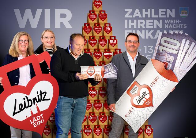 Von links: DI Barbara Draxler, Lisa Hanschek, Mag. Thomas Gogl und Fritz Parmetler vor dem beeindruckenden Taschenbaum aller Mitgliedsbetriebe | Foto: LLE