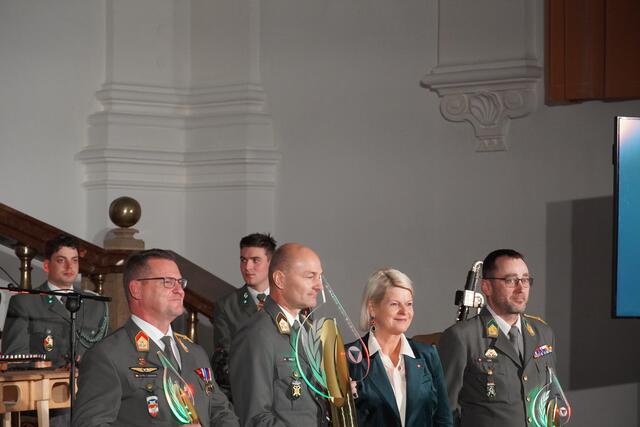 In der Kategorie „Soldat des Jahres 2023“ gewann der Niederösterreicher Oberst Jürgen Pirolt (2. von links). Den Award überreichte Verteidigungsministerin Klaudia Tanner. | Foto: Emanuel Hasenauer