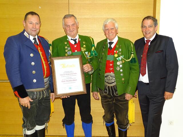 Verdienstmedaille für Karl Steinlechner (v.l.): Mjr. Kurt Mayr, Ujg. Karl Stein-lechner, Hptm. Peter Rathgeber, Bgm. Schwemberger  | Foto: SK Volders