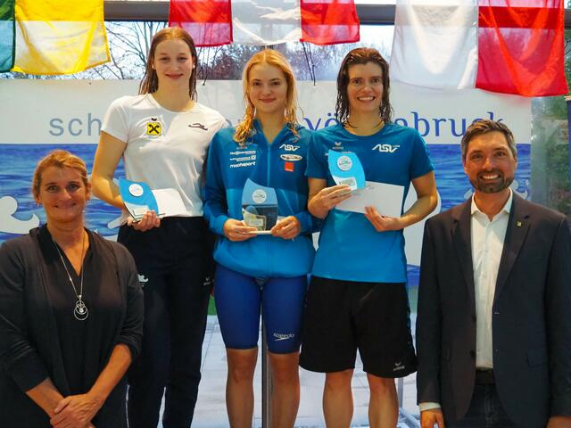 Siegerehrung des Australischen Finales mit Silber für Johanna Maak, links außen Sportreferentin Tanja Grander, und rechts außen Bürgermeister Peter Schobesberger