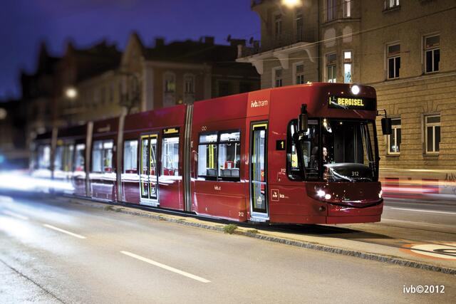 Am Montag zur Mittagszeit ereignete sich in Innsbruck ein schwerer Unfall zwischen einer Fußgängerin und einer Straßenbahn. | Foto: IVB (Symbolbild)