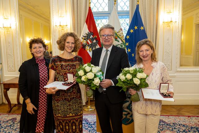 Überreichung des Österreichischen Ehrenkreuzes für Wissenschaft und Kunst I. Klasse: LR Ursula Lackner, Nora Schmid, LH Christopher Drexler und Iris Laufenberg (v.l.). | Foto: Land Steiermark/Robert Frankl