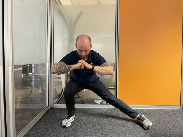 Dehnübungen sind wichtig für den Wintersport. | Foto: Rosa Besler