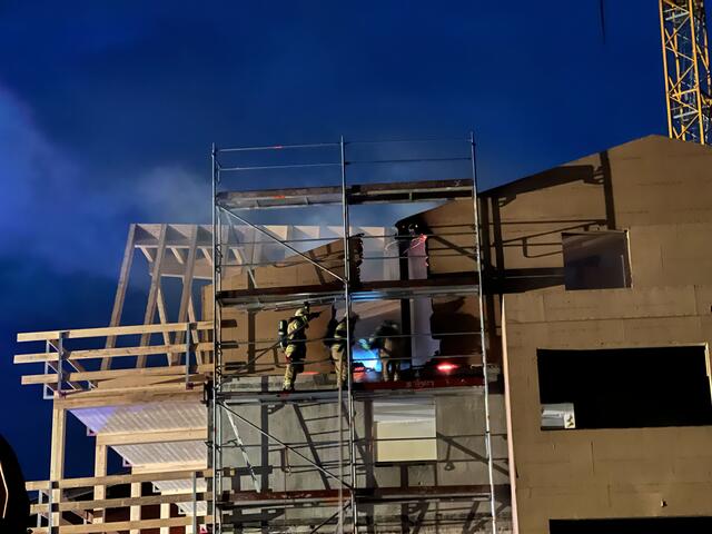 In der Nacht auf den 7. November kam es auf einer Baustelle in Fieberbrunn zu einem Brand. | Foto: ZOOM.TIROL