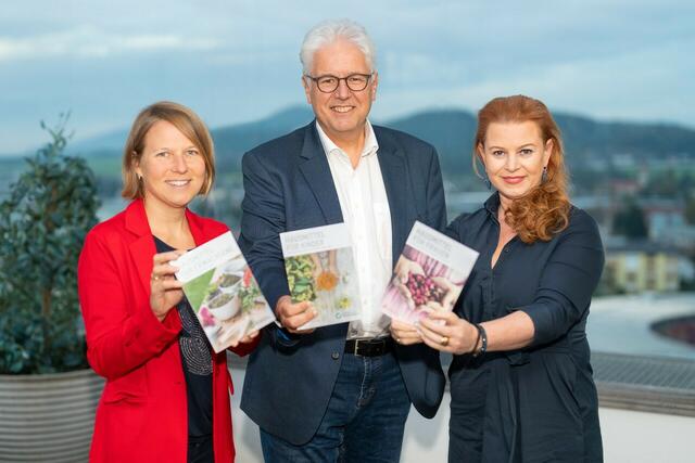 Salzburgs Apothekerkammer-Vizepräsidentin Sonja Gaube (links), ÖGK-Obmann Andreas Huss und Salzburgs Apothekerkammer-Präsidentin Margarete Olesko (rechts). | Foto: Birgit Probst Photographie/Abdruck