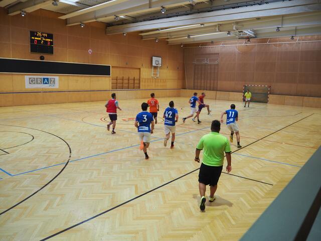 Erstliga-Meister FV Legion X (blau) strebt beim HFL-Cupfinale am 26. November das "Double" an. | Foto: MeinBezirk.at