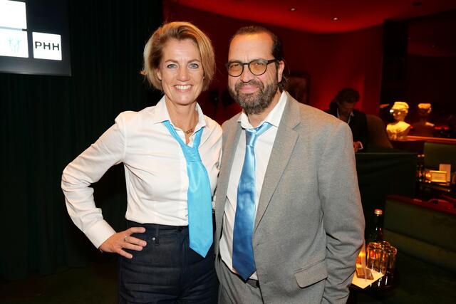 Der Kabarettist Gerald Fleischhacker führte durch den Abend. Am Foto mit Martina Löwe, Geschäftsführerin der Österreichischen Krebshilfe.  | Foto: Maximilian Spitzauer