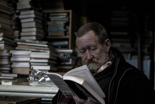 Lesen muss nicht einsam sein | Foto: unsplash/Jilbert Ebrahimi 