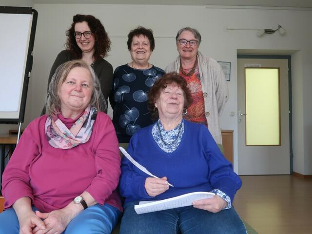 Die Teilnehmer der Schreibwerkstatt laden zu einer Lesung. | Foto: Schreibwerkstatt