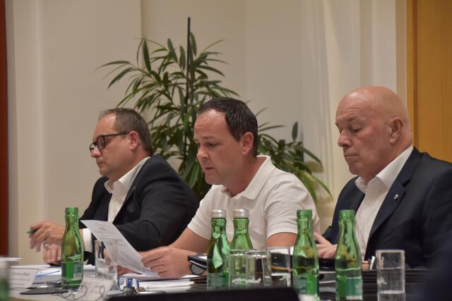 ÖVP-Stadtrat Mario Raba, AL-Stv Christian Resch (Leiter der Buchhaltung) und Bgm. Georg Rosner | Foto: Michael Strini