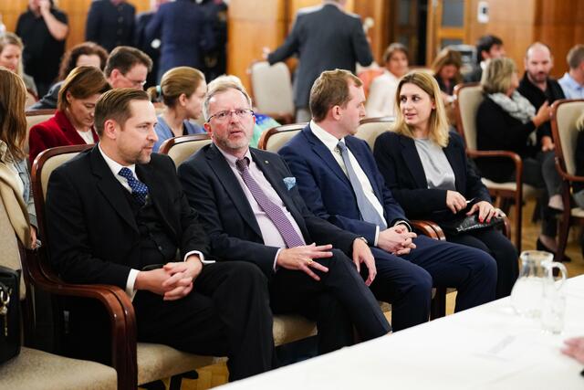 ÖVP-Bezirksvertreter bei der Angelobung, v.l.: Bezirksrat Richard Wagner, Bezirksvorsteher Friedrich Nikolaus Ebert, Bezirksrat Harald Mader und Bezirksparteiobfrau Johanna Sperker.  | Foto: Eva Manhart / APA / picturedesk.com