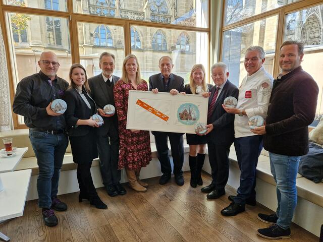 Dompfarrer Maximilian Strasser, Marie-Louise Schnurpfeil (Geschäftsführerin Linz Tourismus), Christian Ludwig Attersee (Künstler), Stadträtin Doris Lang-Mayerhofer und Josef Pühringer (Vorsitzender der Initiative Pro Mariendom) bei der Präsentation der Kunstdose. | Foto: Linz Tourismus