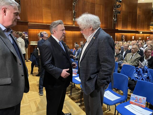 Nobelpreisträger Anton Zeilinger (r.) im Gespräch mit Bürgermeister Michael Ludwig (SPÖ). Auch letzterer lauschte gespannt dem Vortrag von Zeilinger.