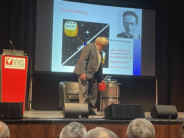 Zeilinger brachte auch Würfel ins Spiel, denn auch der Zufall spielt bei der Quantenphysik eine große Rolle.