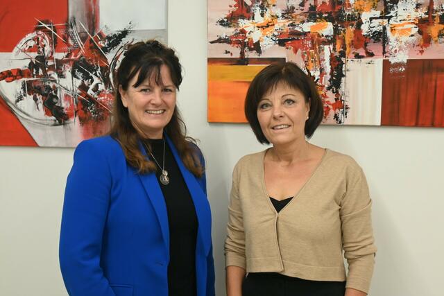 Bürgermeisterin Barbara Huber mit der Fuscher Künstlerin Manuela Nitzinger bei der Vernissage im Brucker Gemeindeamt. | Foto: Gemeinde Bruck