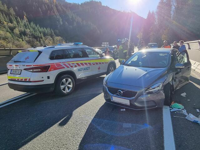 Auf der Pinzgauer Straße B311 kam es gestern zu einem Verkehrsunfall. Bei dem medizinischen Notfall wurde der Patient vom Roten Kreuz versorgt. | Foto: Freiwillige Feuerwehr Taxenbach