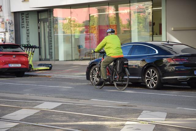 Bislang gibt es einen Mehrzweckstreifen auf der Fahrbahn, der laut Sima nicht den Ansprüchen einer modernen Radinfrastruktur entspricht.  | Foto: Patricia Hillinger/RMW