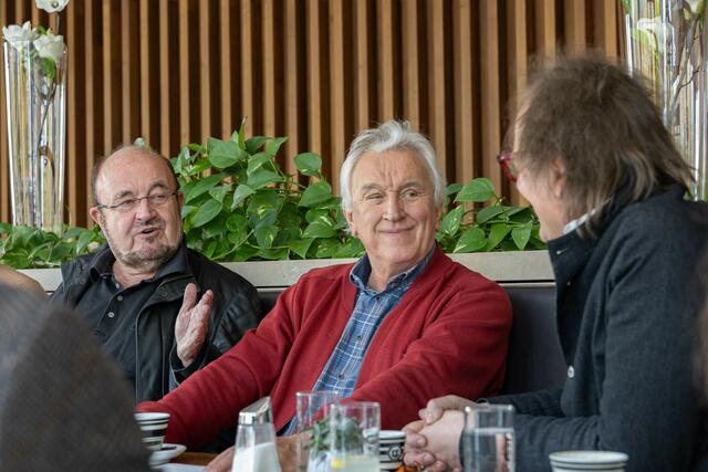 Der langjährige Chefdirigent des Bruckner Orchesters Linz Martin Sieghart (Mi.) leitet das Eröffnungskonzert der AK Classics-Reihe, bei dem eine Uraufführung von Ernst Ludwig Leitner (li.) stattfinden wird. | Foto: Claudia Erblehner / Bruckner Orchester Linz
