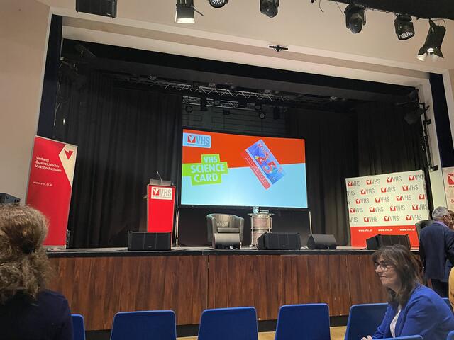 An der VHS Floridsdorf hielt Physiknobelpreisträger Anton Zeilinger am Dienstagabend, 7. November 2023, einen Vortrag zur Quantenphysik.