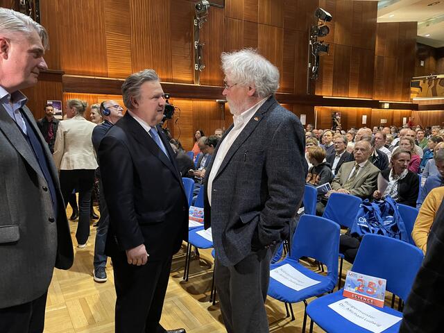 Für Ludwig (links) ist es keine Selbstverständlichkeit, dass Zeilinger an einer VHS einen Vortrag hält.