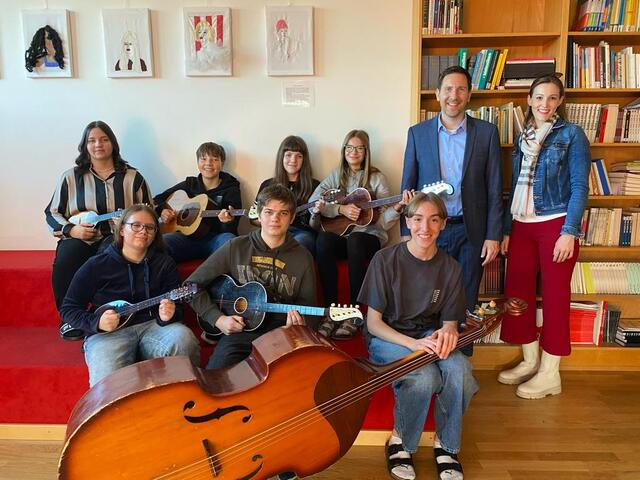 Olga Rupp, Aaron Rupp, Tristan Kornfeind, Selina Horvath, Laurenz Buczolich, Lara Buranits, Emma Kornfeind, Dir. Markus Neuhold und Lehrerin Stefanie Karall. | Foto: BRG OP