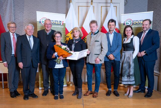 Bei einer stimmungsvollen Feier überreichten Landesobmann a.D. Josef Pühringer, Bezirksobmann  a.D. Karl Mayr und Landesgeschäftsführer BR Franz Ebner Frau Schnabl das Ehrenzeichen. Hier am Bild mit Freunden und Ehrengästen. | Foto: OÖ Seniorenbund