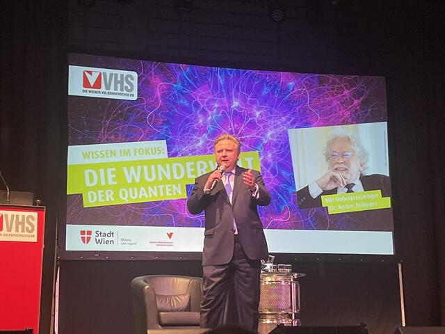 Bürgermeister Michael Ludwig (SPÖ) erklärte zu Beginn der Veranstaltung, dass Zeilinger erst der zweite Nobelpreisträger ist, der an einer Wiener VHS einen Vortrag hält.