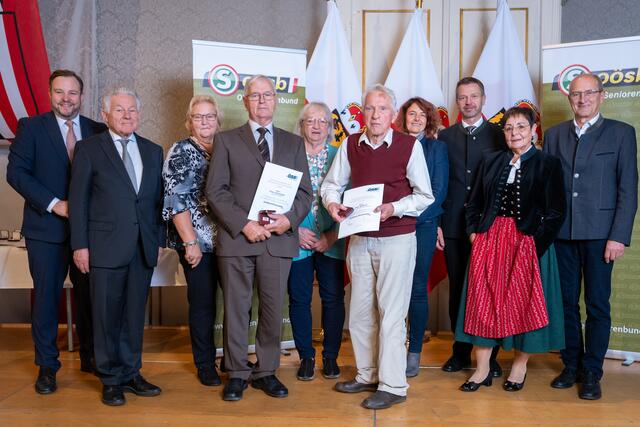 Bei einer stimmungsvollen Feier überreichten Landesobmann Josef Pühringer (2.v.li.) und Landesgeschäftsführer Franz Ebner (li.) den Persönlichkeiten die Ehrenzeichen. | Foto: oö Seniorenbund