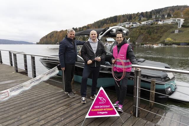 Maria Wörths Bürgermeister Markus Perdacher, Johannes Gungl (Alpen Glasfaser) und Magenta-CEO Rodrigo Diehl  freuen sich über den Breitbandausbau in Kärnten. | Foto: Peter Just