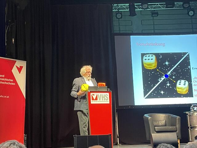 Zeilinger am Rednerpult.