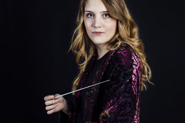 Die aus Mauer stammende Dirigentin Clara Bauer Wagsteiner leitet die Alma Mahler Philharmonie.  | Foto: Natalie Paloma