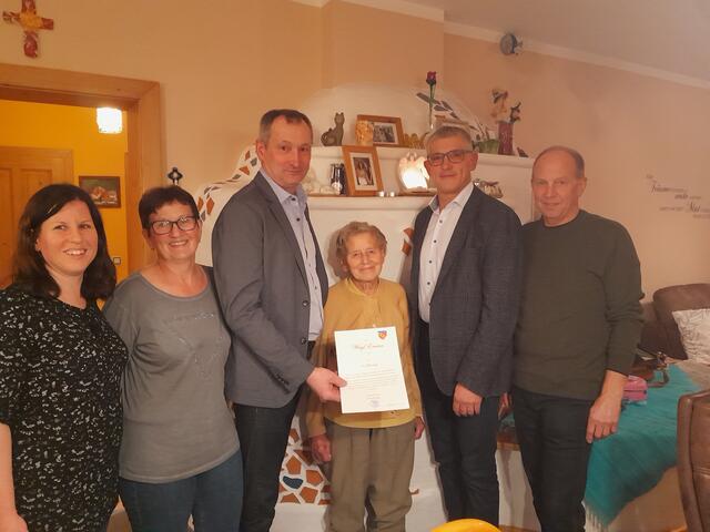 Foto v.l.n.r.: Claudia Konečny (Enkerl), Veronika Scheichl (Tochter), GGR Franz Wimmer, Jubilarin Emma Weigl, Bgm. Andreas Pichler, Josef Weigl (Sohn) | Foto: Marktgemeinde Lichtenau